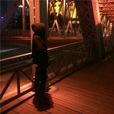 2021最新非主流情侣背影头像一人一张真人分开图片第1张