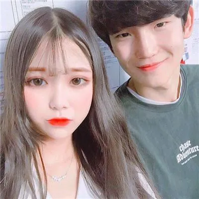 好看的情侣头像真人一人一半第1张