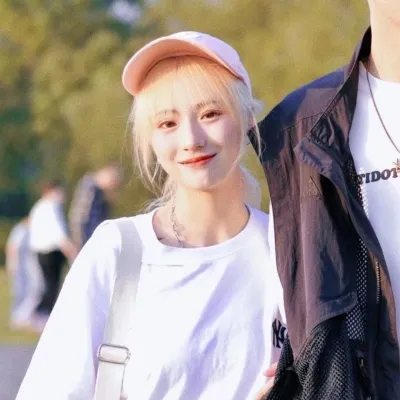 可爱情头真人一人一半第1张