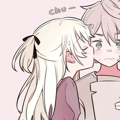 女生亲吻男生脸颊的动漫情侣头像图片第1张