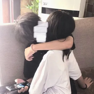 一对两张的高清情侣真人头像图片第1张