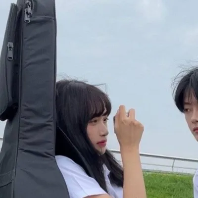 高清一左一右的学生专属情侣头像图片第1张