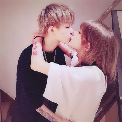 本月最后一天分享的唯美成年微信头像情侣简单一对第1张