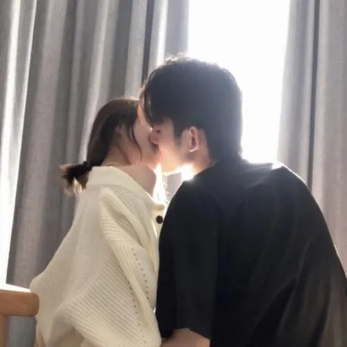 回忆让我的生活变得满足了，时尚情侣头像高清图片第1张