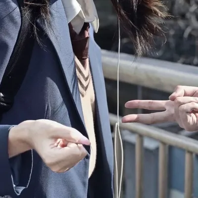 走心超级有质感的甜美真人情头第1张