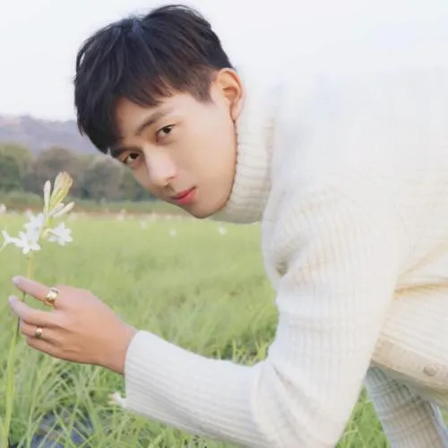 网图情侣头像一人一张真人第1张