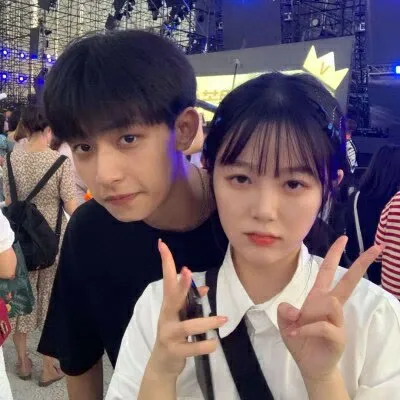 一左一右超浪漫真人情侣头像第1张