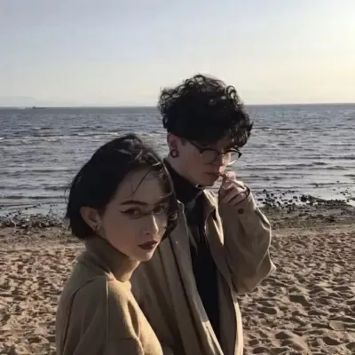 2022情侣头像一人一图真人第1张