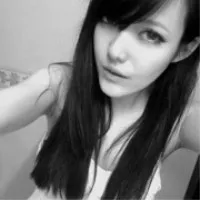 黑白女生qq头像第1张