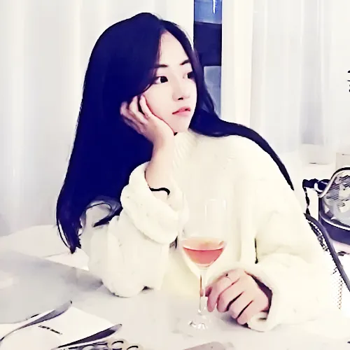 端庄优雅出镜的职业装美女头像照片第1张