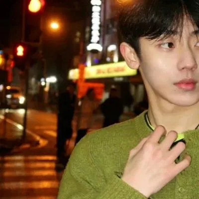 干净阳光的男生头像英俊帅气图片第1张