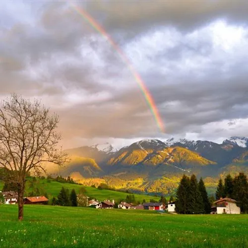 阳光吉祥带有运气的微信头像彩虹山水第1张
