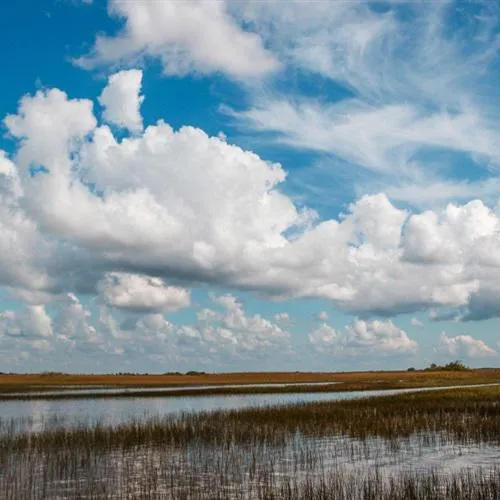 高清简单干净的蓝天白云风景微信头像图片第1张