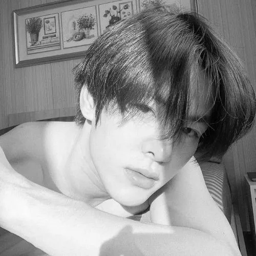 黑白图片伤感男生头像第1张