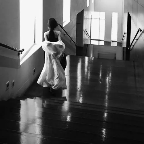 暗黑系女生头像真人黑白第1张