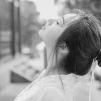 时尚又显气质柔情似水的侠客风女生头像图片第1张