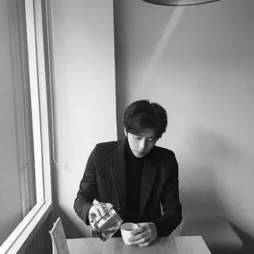 冷酷男生头像高清黑白图片第1张