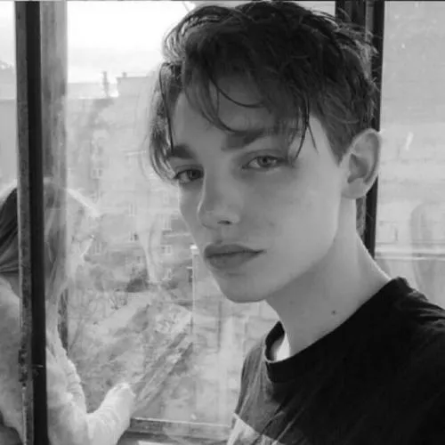 个性有点霸气的黑白男头第1张