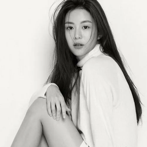 微信头像冷酷霸气黑白女图片第1张