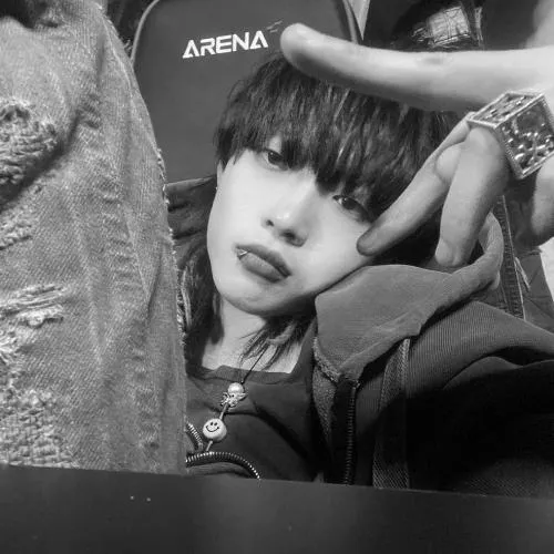 最新男生头像伤感黑白头像第1张