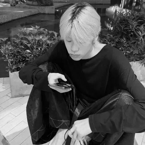 伤感男生头像冷酷帅气正脸黑白第1张