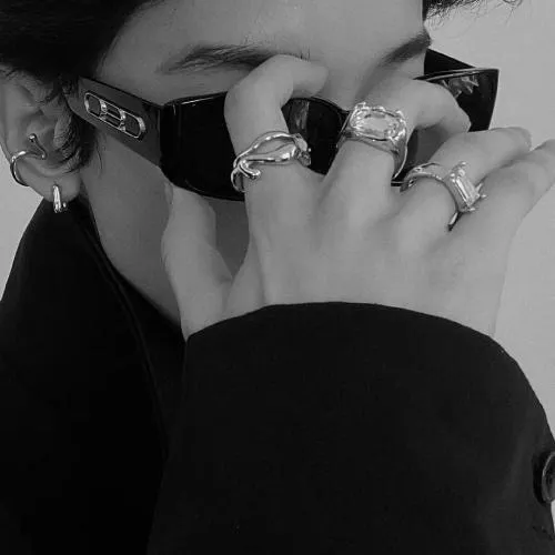 唯美帅气冷酷男生头像黑白第1张