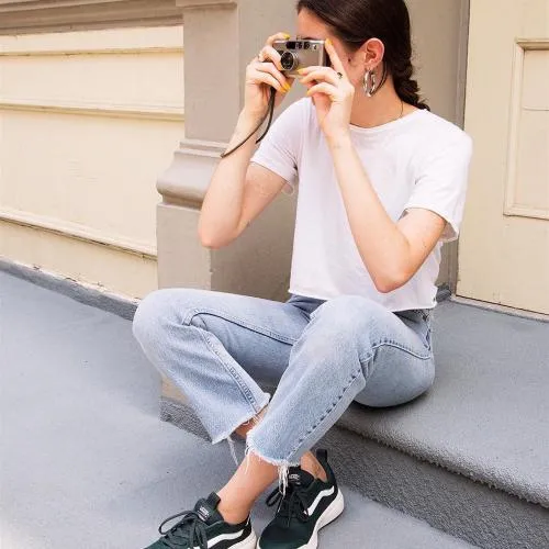 最新欧美拿着相机拍照的女生头像第1张