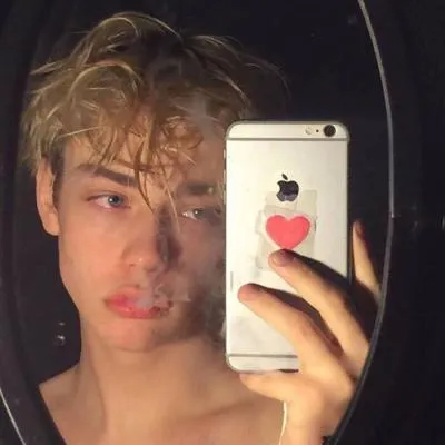 高级感男生头像欧美第1张