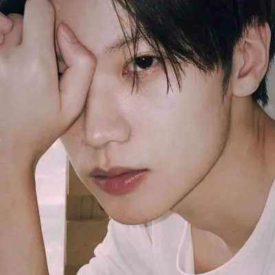 高冷帅气男生头像图片第1张