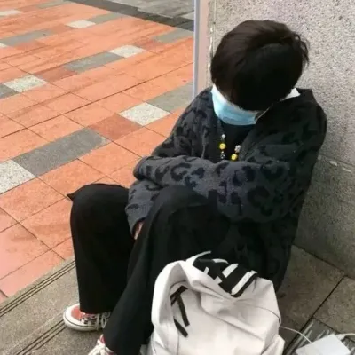 抑郁悲伤的男生头像图片第1张