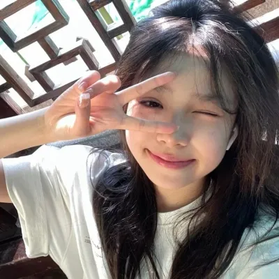 小清新女生真人头像图片第1张