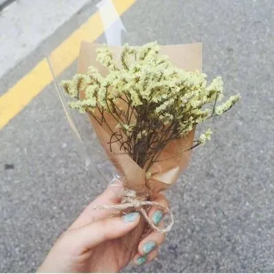 手拿小花束的意境头像唯美好看第1张