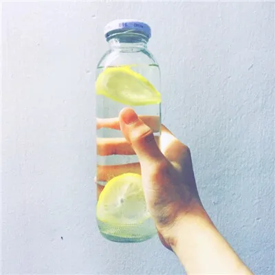 好看的手拿东西头像个性唯美第1张