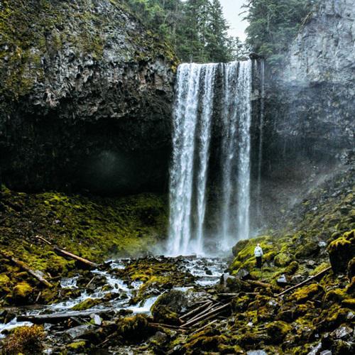 飞流直下的最吉利瀑布微信头像图片第1张