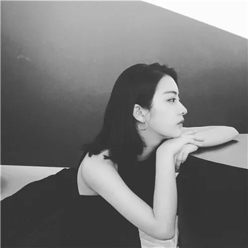 高冷霸气女生头像超拽黑白第1张