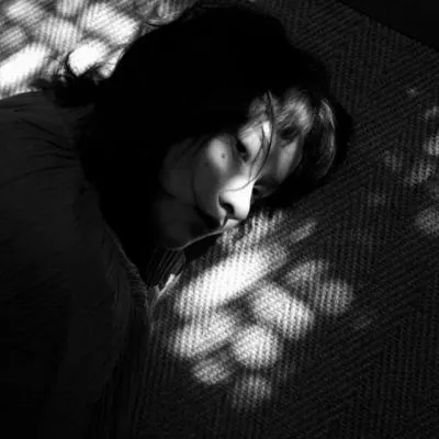 黑白伤感女头像第1张