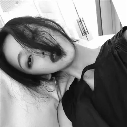 优雅美女头像黑白照片第1张