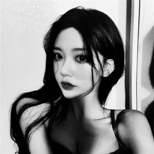 美女头像图片高冷黑白第1张