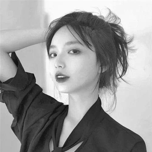 长发美女安静又冷酷的黑白美女头像大全第1张