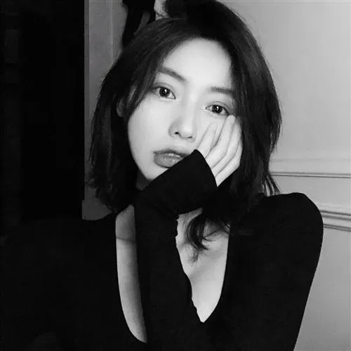 黑白霸气侧脸美女头像第1张