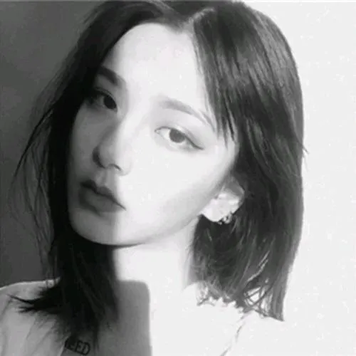 忧伤高冷女生头像黑白图片第1张