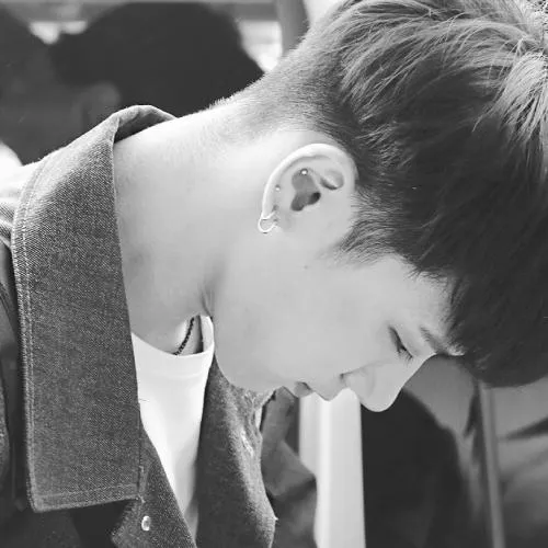 情绪有点低落的黑白伤感男生头像第1张