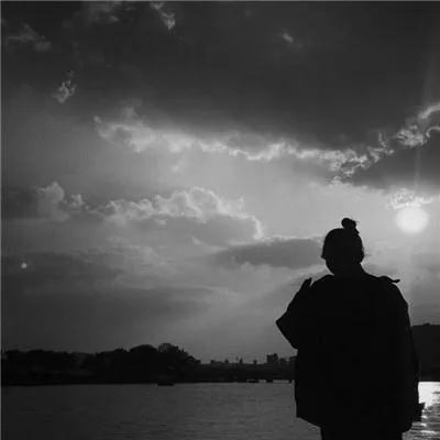 2021黑白情侣背影头像一人一张一男一女两张第1张