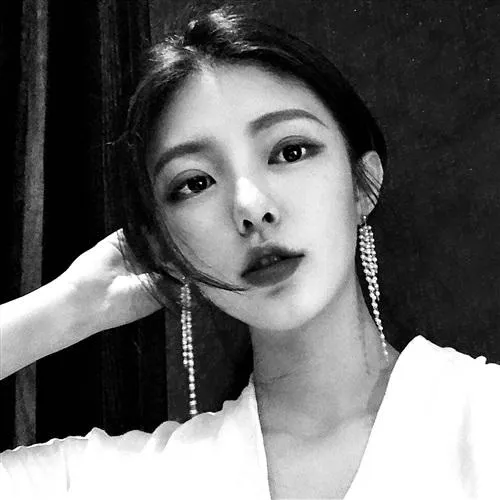 美女头像高清冷酷黑白图片第1张