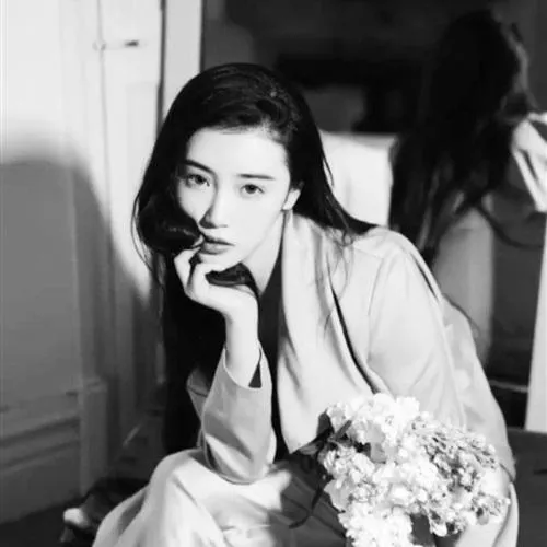 美女头像唯美黑白伤感图片第1张