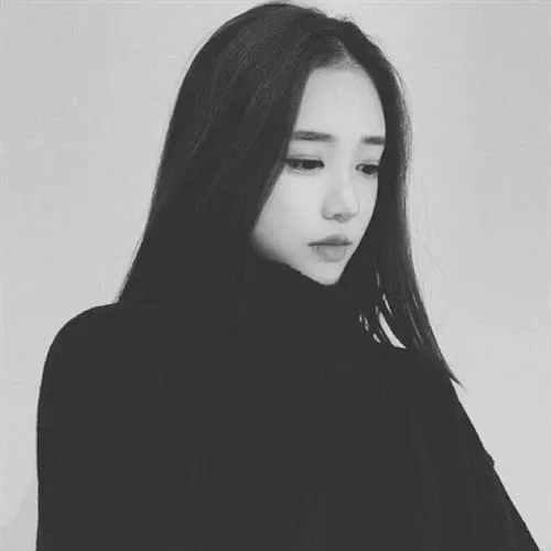 高清伤感黑白美女头像图片第1张