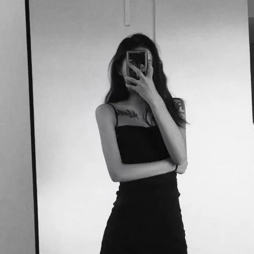 黑白女头真人最新的第1张