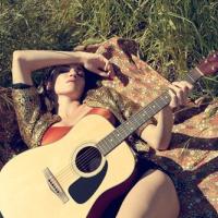 女生弹吉他的帅气头像第1张