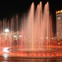 我们市的广场夜晚美丽的喷泉美景QQ头像第1张