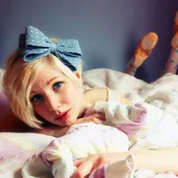 女生头上,身上戴蝴蝶结头像第1张